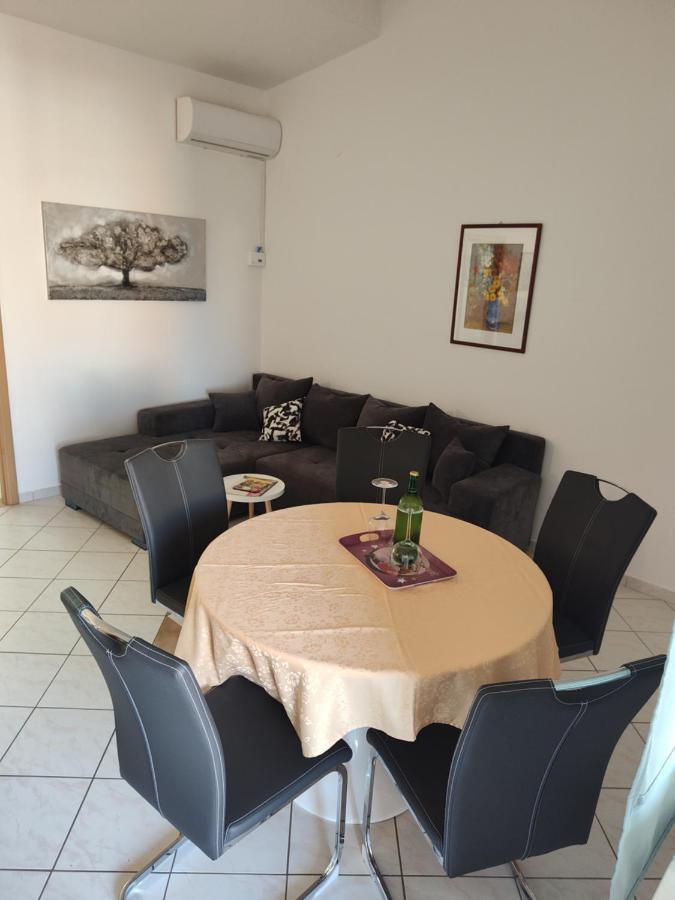 Edith'S Olive Garden Vir Exteriér fotografie
